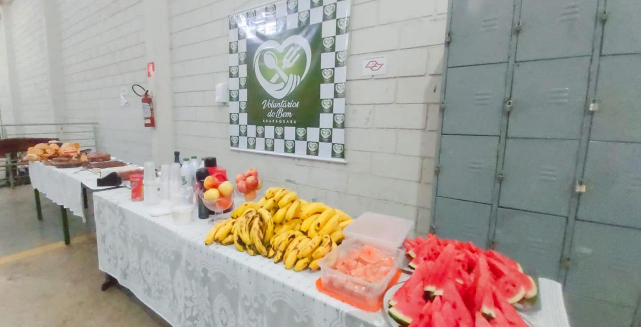 Foto 2 de 14 — Voluntários do Bem fazem café da manhã para coletores de lixo